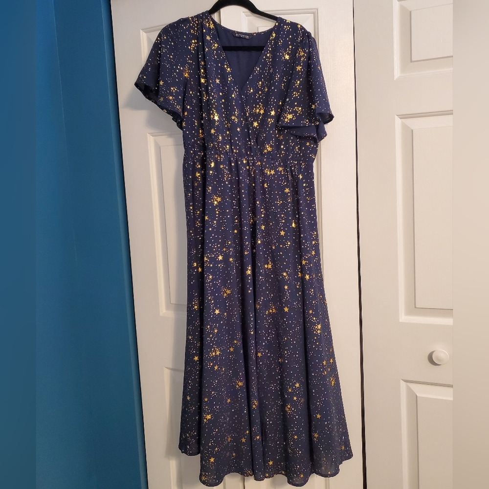 Short sleeve V-neck dress with gold star pattern